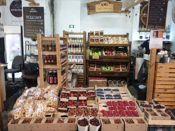 Stoisko Sadów Celmerów na Bazarze Smakoszy — truskawki, maliny i chipsy jabłkowe