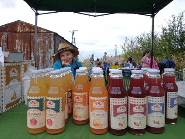 Stoisko z butelkami soków jabłkowych podczas Jabłkobrania