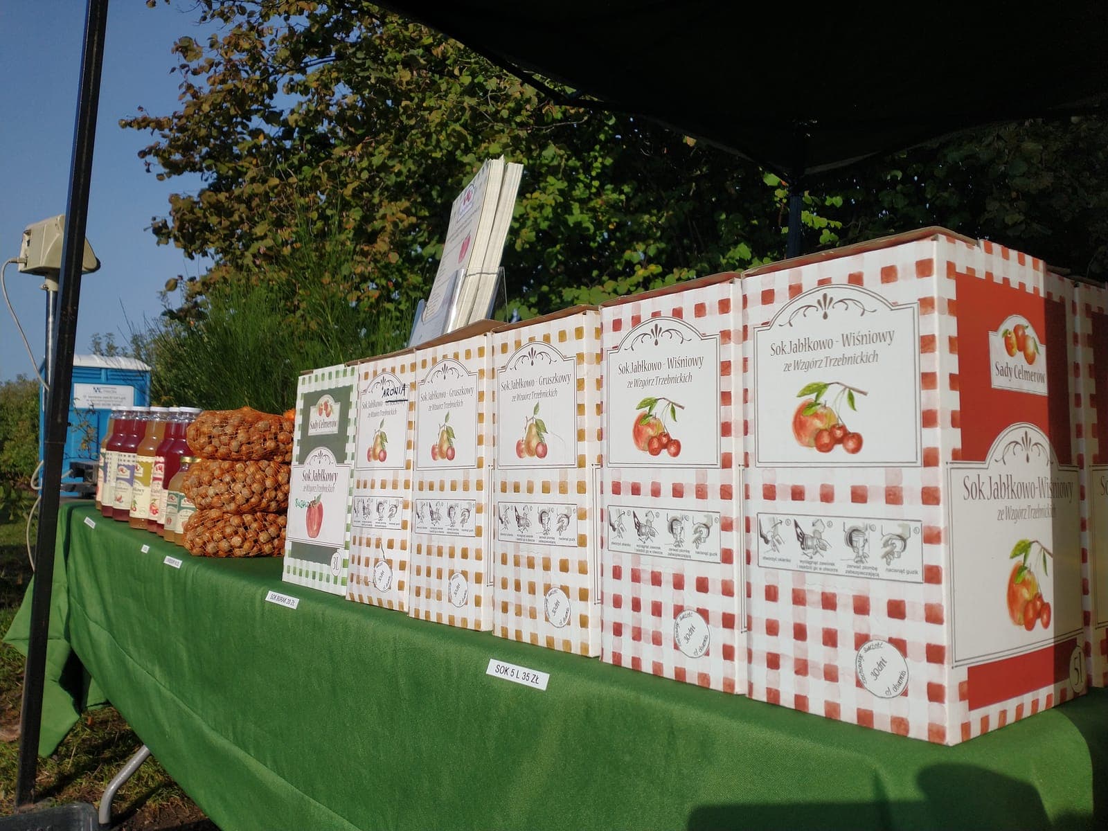 Kartony soków jabłkowych Sady Celmerów na stoisku Jabłkobrania