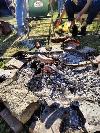 Pieczenie kiełbasek na ognisku podczas Jabłkobrania u Celmerów